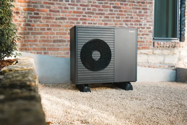 vaillant plus in de tuin Vaillant aroTHERM plus 8.1 warmtepomp in de tuin